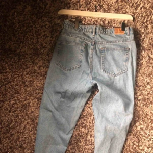  - Jättesnygga mom jeans från Zara. Köpt innan sommaren, knappt använda pga förstora i storleken. Passar strl 36-38 , S/M, perfekt i längden om man är runt 165 cm. Köpta för 499 kr. 