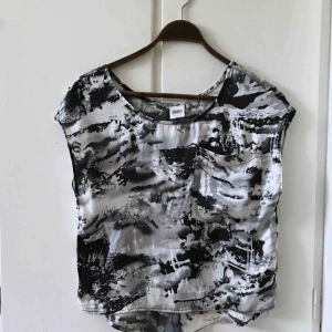  - Mönstrad topp från Object collectorsitem i storlek XS. Kortare framtill men en ficka på bröstet.