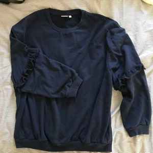  - jättefin blå tröja med volang i ärmarna. Funkar som en M/L/XL beroende på hur man vill att den ska sitta. köparen står för frakten.
