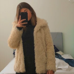  - Fin faux fur jacka som har använts under en vinter period. Köpte jackan för 900 kronor från mango men säljer den för 300 då det är ett hål i ena armhålan, detta kan man hur lätt som helst laga men har inte orkat. 