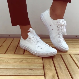  - Vita låga converse, knappt använda! 🌟