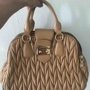  - äkta skinn. Axelrem finns, många praktiska fack.