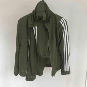  - Oanvänd grön sportdress/mjukisset 💚 köpt här på Plick, men fel i storlek. Står M men sitter som en XS!  Snörning i midjan på byxorna och fickor med dragkedja på tröjan 