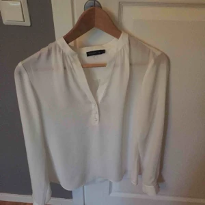  - Vit blus från MQ (Sthlm LM) använd endast vid ett tillfälle. Strl 34   