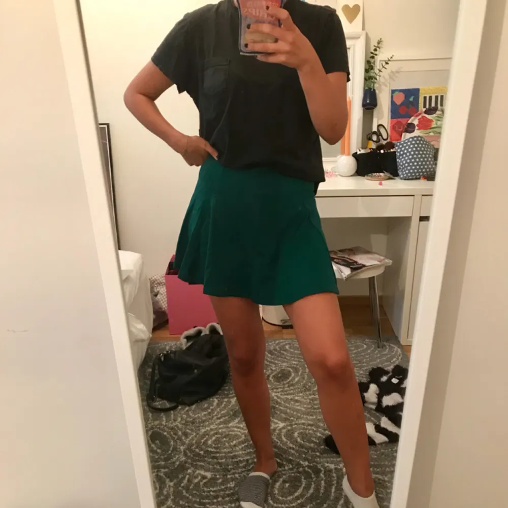 Jättefin grön kjol från forever21!! 💚💚💚 Om den ser fläckig ut så är det pga spegeln. Kjolar.