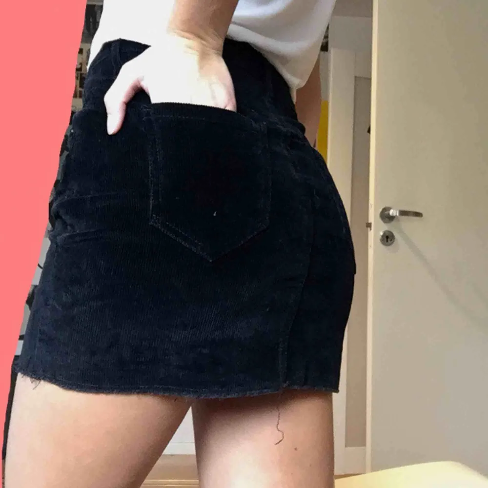 Svart kjol i manchester tyg från Brandy Melville. I storlek ONE SIZE, passar XS-S, hyfsat stretchigt material. Använd endast ett fåtal gånger och är i mycket bra skick! Fler bilder eller mått kan skickas på förfrågan. . Kjolar.