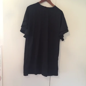  - Klänning m volangärm Oanvänd  38