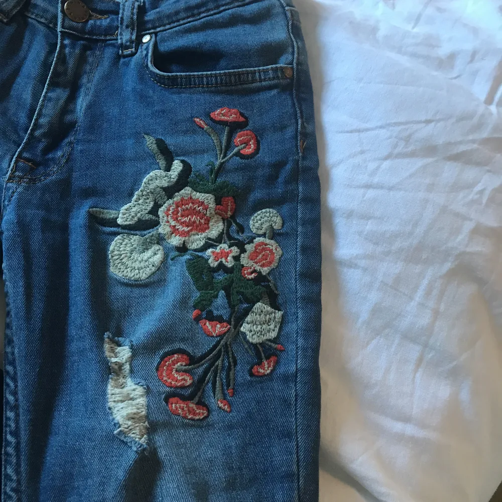 Jeans med blomm brodering!  Frakt:45 kr, köpare står för frakt Endast swish!. Jeans & Byxor.