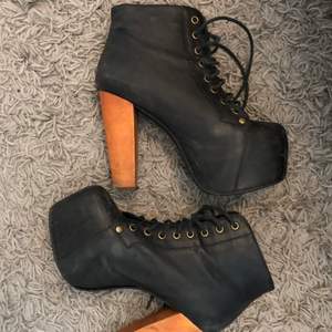 Jeffrey Campbell Lita Shoes - Skafthöjd 10 cm, klackhöjd 12,5 cm. Platåhöjd 6 cm. Ovansida: skinn, insida: Skinn, sula: Gummi.  Lätta att gå i pga platån. Skulle behöva klackas om men fullt fungerande. Nypris 1600kr. Skickar gärna mot fraktkostnad 🌸