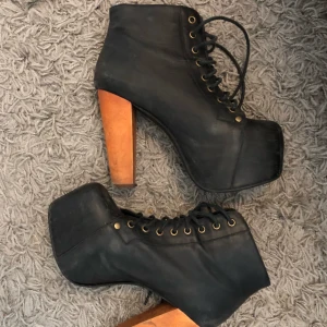  - Jeffrey Campbell Lita Shoes - Skafthöjd 10 cm, klackhöjd 12,5 cm. Platåhöjd 6 cm. Ovansida: skinn, insida: Skinn, sula: Gummi.  Lätta att gå i pga platån. Skulle behöva klackas om men fullt fungerande. Nypris 1600kr. Skickar gärna mot fraktkostnad 🌸
