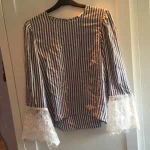 - Jättefin blus med vida spetsärmar från HM. Skulle säga att den är något stor i storleken då jag som är en 38 får på mig den, så 34 kanske. Ej struken på bilen därav lite skrynklig.