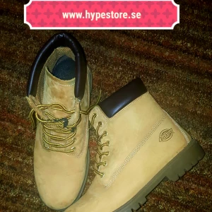  - Dickies kängor i nyskick strl 44 / kan posta spårbart med postnord för 75 kr 
