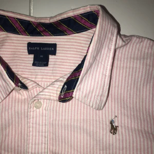  - Säljer en skjorta som är i storlek 16 och köpt på barn avdelningen, jag skulle säga att det motsvarar en xs🌻