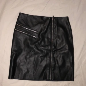  - Snygg skinnkjol från Veromoda med dragkedja.  I väldigt gott skick, tyvärr för lite för mig. Köpare står för frakt.