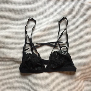  - superfin bralet i spets från asos med band över bröstet, använd med som i nyskick
