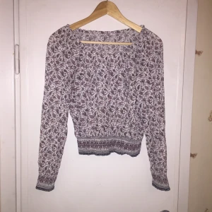  - Jättefin blus, bra skick!  Storlek: 36 Möts upp i Sthlm alternativt fraktar då köpare står för extra kostnad.