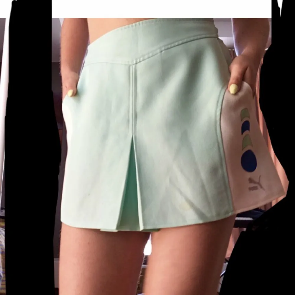 Nu säljer jag min vintage Puma tennis kjol som är super frän🌼✌️Har en sjukt snygg pastel färg och logan där fram. Finns en liten fläck där fram, dm för fler bilder. Köparen står för frakt och jag tar Swish😊💕💕. Kjolar.