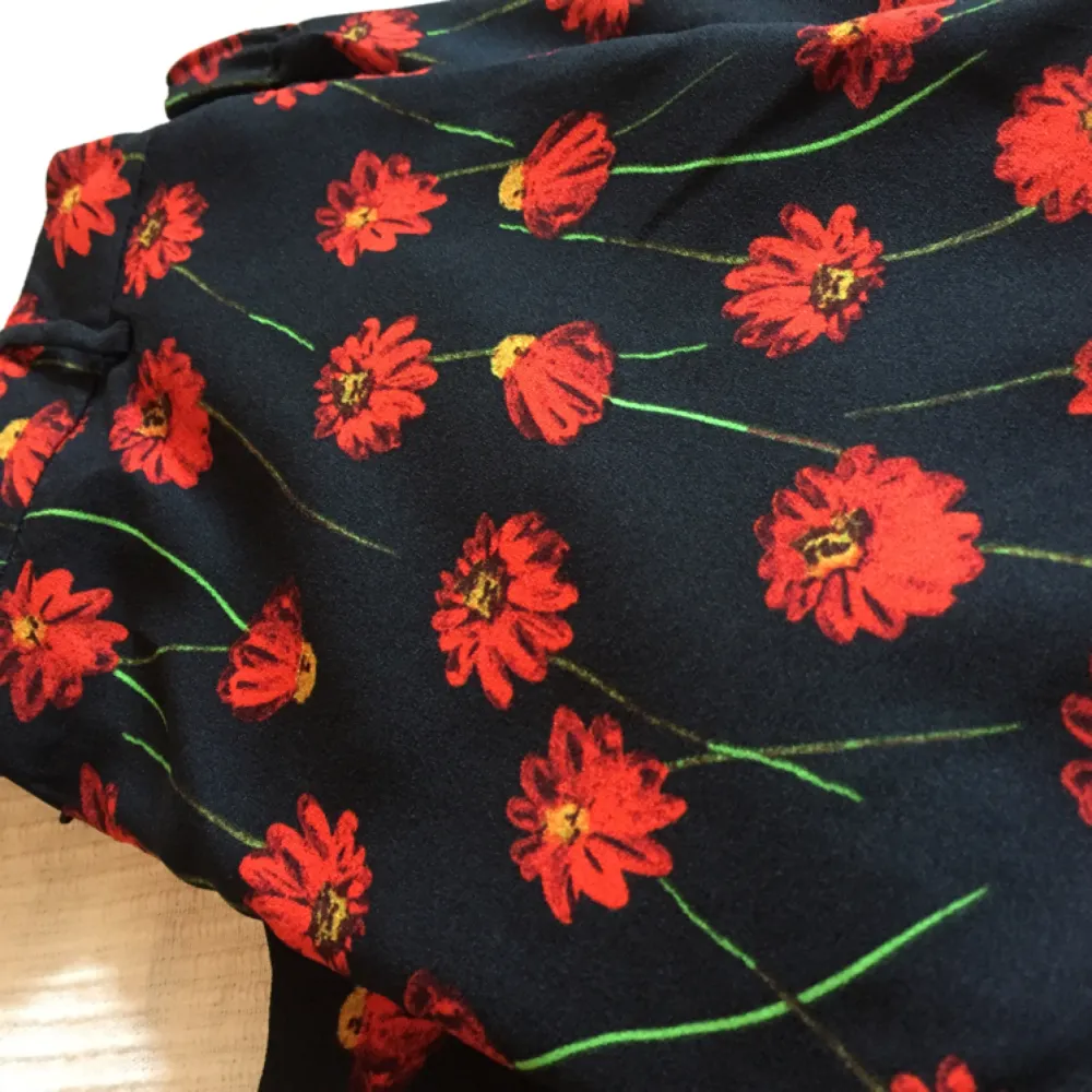Lösa byxor med blommor på. Finns även en tillhörande skjorta som du kan köpa till för 100kr.. Jeans & Byxor.