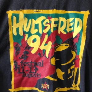  - Vintage Hultsfred 94 T-shirt i trevligt slitet vintage skick. Kan hämtas i Uppsala eller skickas mot fraktkostnad 