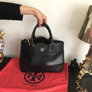  - Säljer nu min äkta Tory Burch Robinson bag. Kvitto och dustbag finns. 