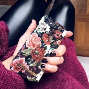  - Asfint iPhone skal från Ideal of Sweden!😍😍 Passar 6,6s, 7, 8!  Säljes då jag bytt telefon. Perfekt skick förutom minimala skråmor i 2 av hörnen (se bild nr3) och smårepor som syns i vissa ljus. Fråga gärna om mer info! 🌹FRAKT INGÅR I PRISET!🌹