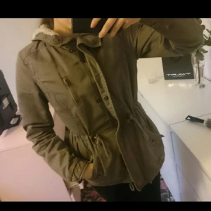  - Höst/vårjacka i gott skick använd ca 1 säsong, jackan kom med en fake päls till luvan och går att få med, aldrig använt pälsen. Stl:S  Pris går att diskutera vid snabb affär
