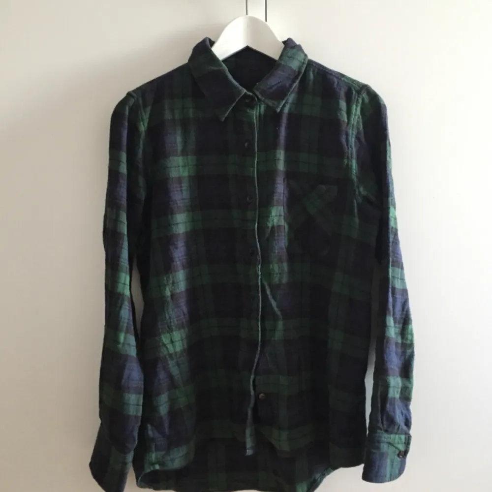 grön/mörkblå flanellskjorta från lager 157! väldigt mjuk och skön att ha på sig :)). Skjortor.