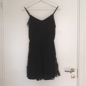  - Svart spetsklänning från H&M