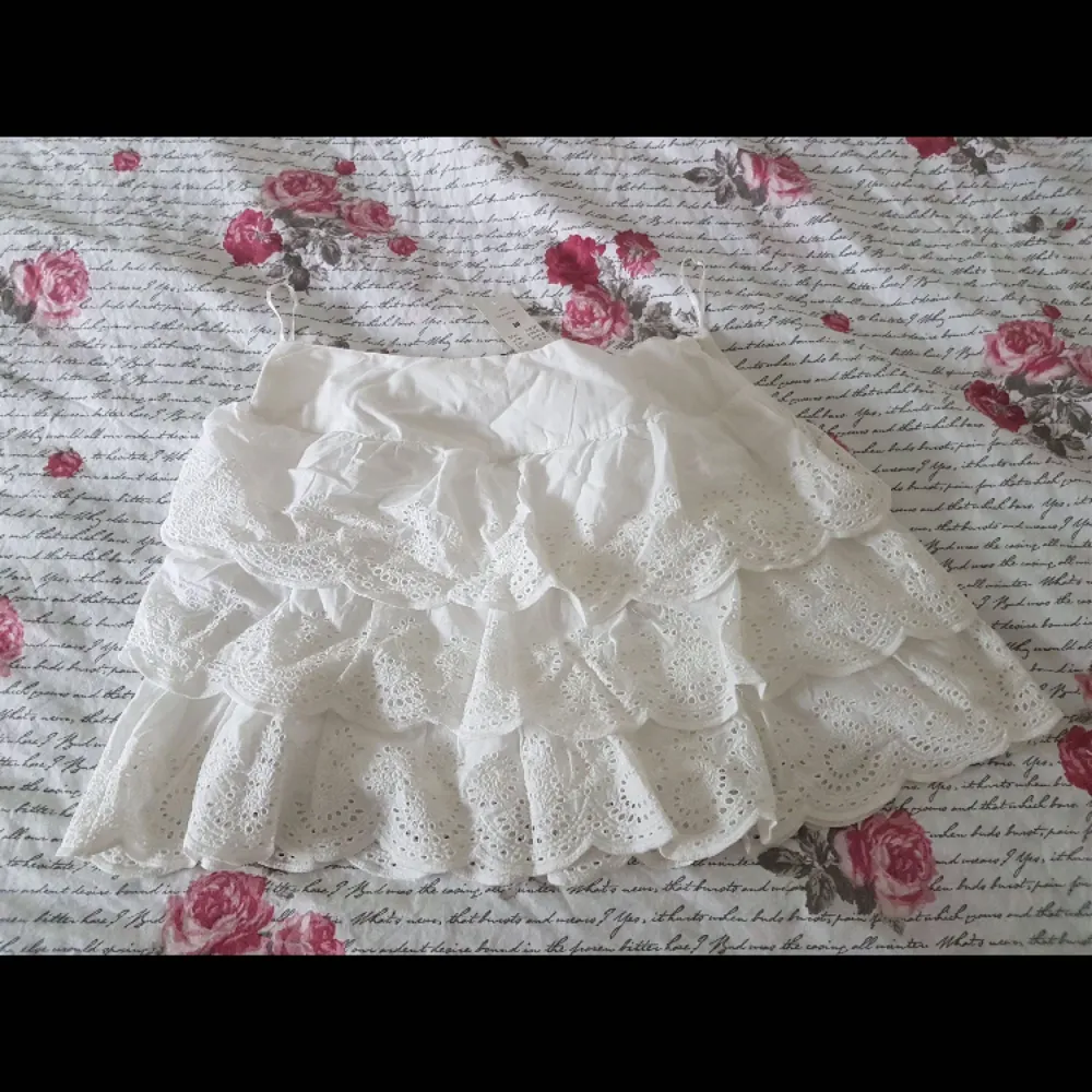 Jättefin kjol från Gina Tricot med lappar kvar, storlek 36. Säljer pga har tyvärr inte kommit till användning. Kjolar.