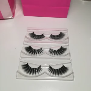  - Säljer lite fransar som inte kommer till användning✨ Alla är gjorda av fake mink (syntetiskt hår som ska efterlikna minkhårs egenskaper). Detta gör så att de ser väldigt naturliga ut och inte alls plastiga. Förpackning ingår ej. Prislista: ▪️Lösögonfransarna högst upp = SÅLDA▪️Lösögonfransarna i mitten = 60 kr ▪️Lösögonfransarna längst ned = 60 kr  Frakt tillkommer på 10 kr. Vid köp av flera fransar bjuder jag på frakten! 🙌 