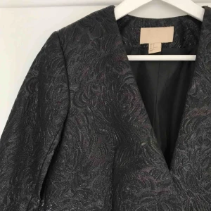  - Svart glittrig kavaj från H&M Trend i strl 36. Väldigt sparsamt använd 