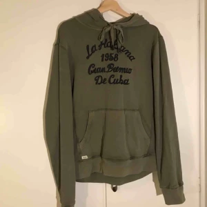  - Mörkgrön hoodie med broderad text framtill från Crocker, JC  