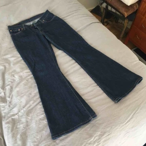  - Utsvängda snygga mörkblå Levis 