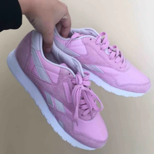  - Rosa Reebok aldrig använda. Köparen står för frakt  