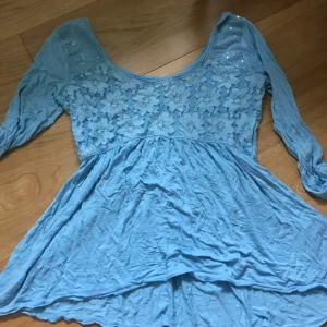  - Blus/tröja från Hollister i storlek S, jättefin i tyget och fin färg!