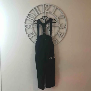  - Tjockbyxor/täckbyxor, säljer pga att jag vuxit ur dem. Skulle säga att de passar som 34/36.... 600kr i nypris