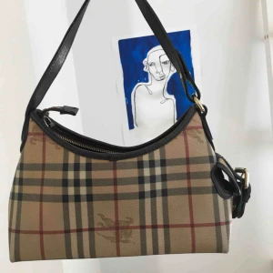  - Äkta burberry väska köpt i en burberry butik i 7-8 år sedan. Köparen står för frakt :)