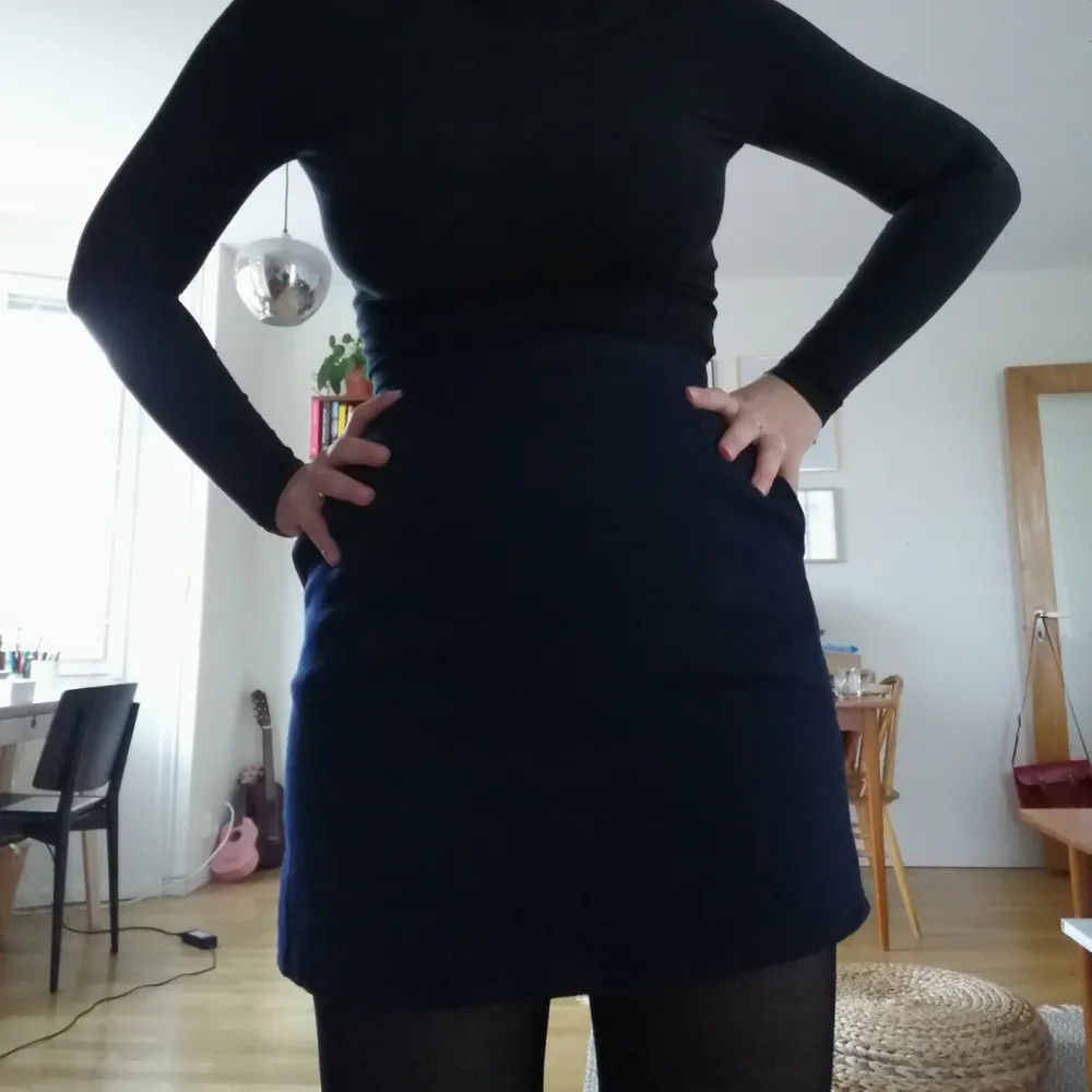 Jättefin matinblå          kjol från beyond retro! 100% ull och med fickor. Tajt och ganska kort. Så fin och snygg på hösten!  Frakt kostar 39kr, kan mötas upp i Stockholm :). Kjolar.