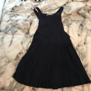  - Marinblå klänning köpt på ASOS men från märket brave soul.  Aldrig använd.  Vid frakt är det köparen som står för fraktkostnaden.