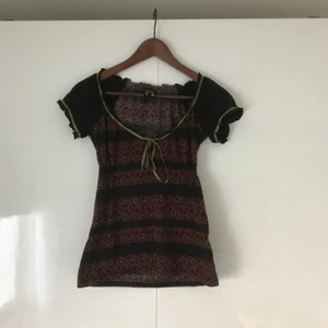  - Blommig sommartop, använd bara en gång, fin, tunn, och mycket skön att bära