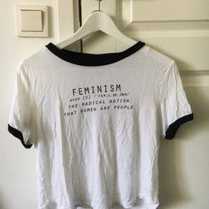 Superskön ombloggad t-shirt från H&M, med ordet feminism som tryck! Väldigt lätt och skönt material, köparen står för frakt :)