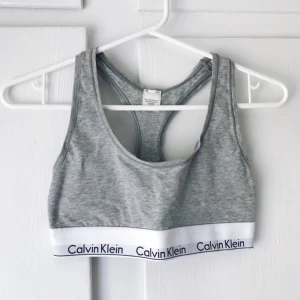  - Grå Calvin Klein bralette. Knappt använd. Frakten är inkluderad i priset. Betalning med swish