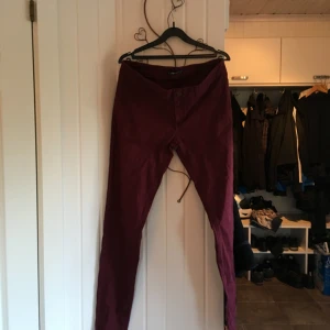  - Står XL men skulle snarare säga medium. Fickorna fram är fejk. De är aldrig använda då de är för små för mig men de har några år på nacken. Frakt tillkommer