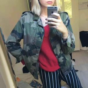 Militär jacka  - En cool jacka med camouflage mönster, har fickor på brösten och knappar, vid intresse eller för fler bilder. Skriv!! Kan mötas på Södermalm eller posta (köparen står för frakten)