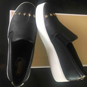  - Säljer mina sjukt snygga slip ons från Michael Kors som tyvärr inte passar - därav aldrig använda. Köptes för 1500 kr.
