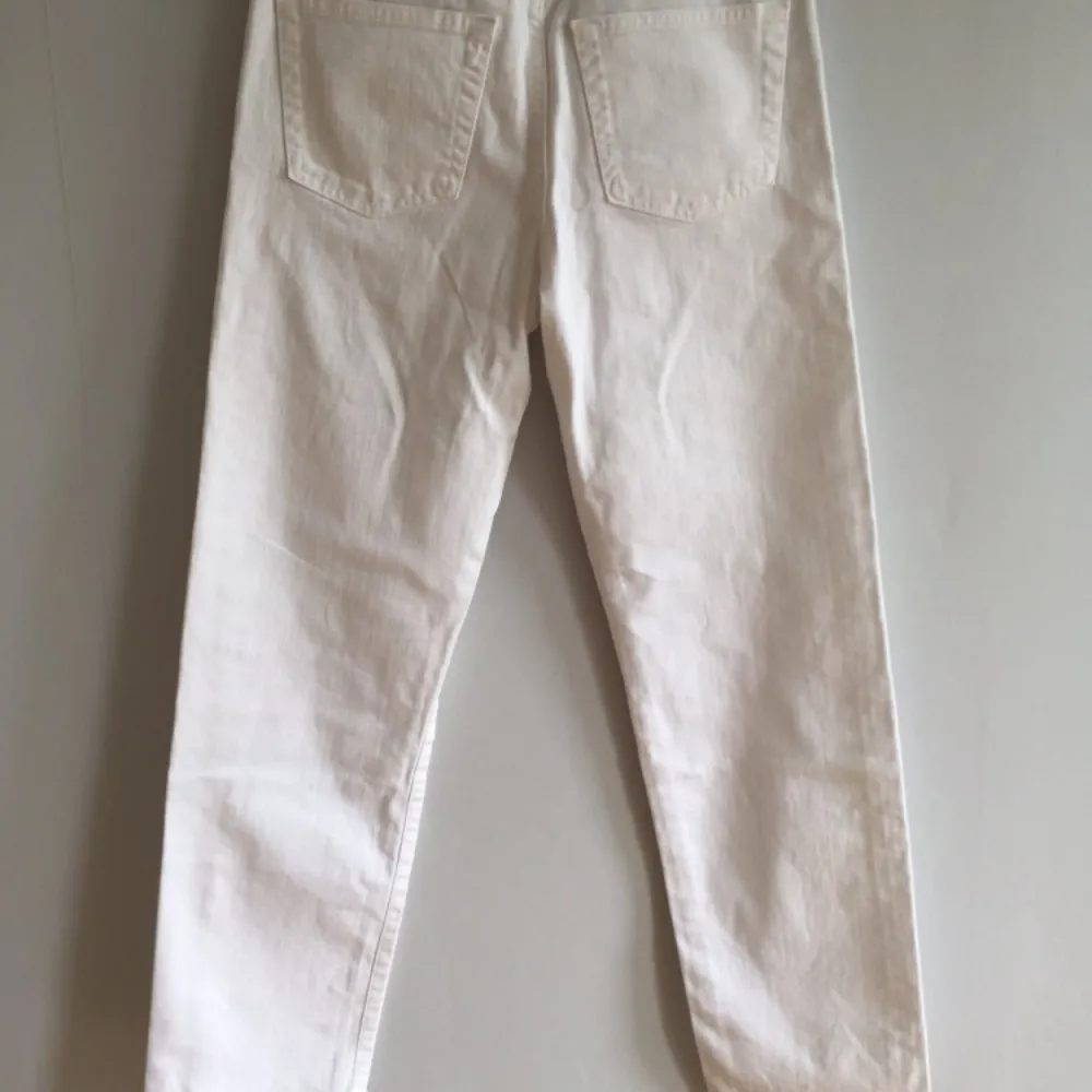 Trendiga raka vita jeans från märket Uniqlo. 24 inch/61 cm i midjan. Skulle uppskatta dem till en europeisk strl XS. Köpta utomlands, säljes då de tyvärr är för små för mig. Aldrig använda.. Jeans & Byxor.