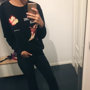  - Svart sweatshirt med broderier