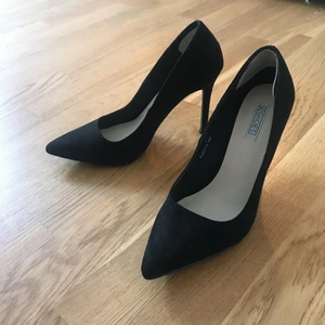  - Svinsnygga pumps från Nelly. Använda en kväll. Sitter hälgrepp i som lätt går att ta ut. Säljes pga fel storlek! 