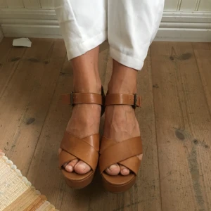  - Klackar från din sko. Använda endast 1 gång. Superfin brunfärg och väldigt bra skick! 