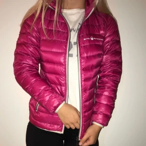  - En helt oanvänd jacka från Sail Racing i storlek S!  Fraktkostnaden ingår! 
